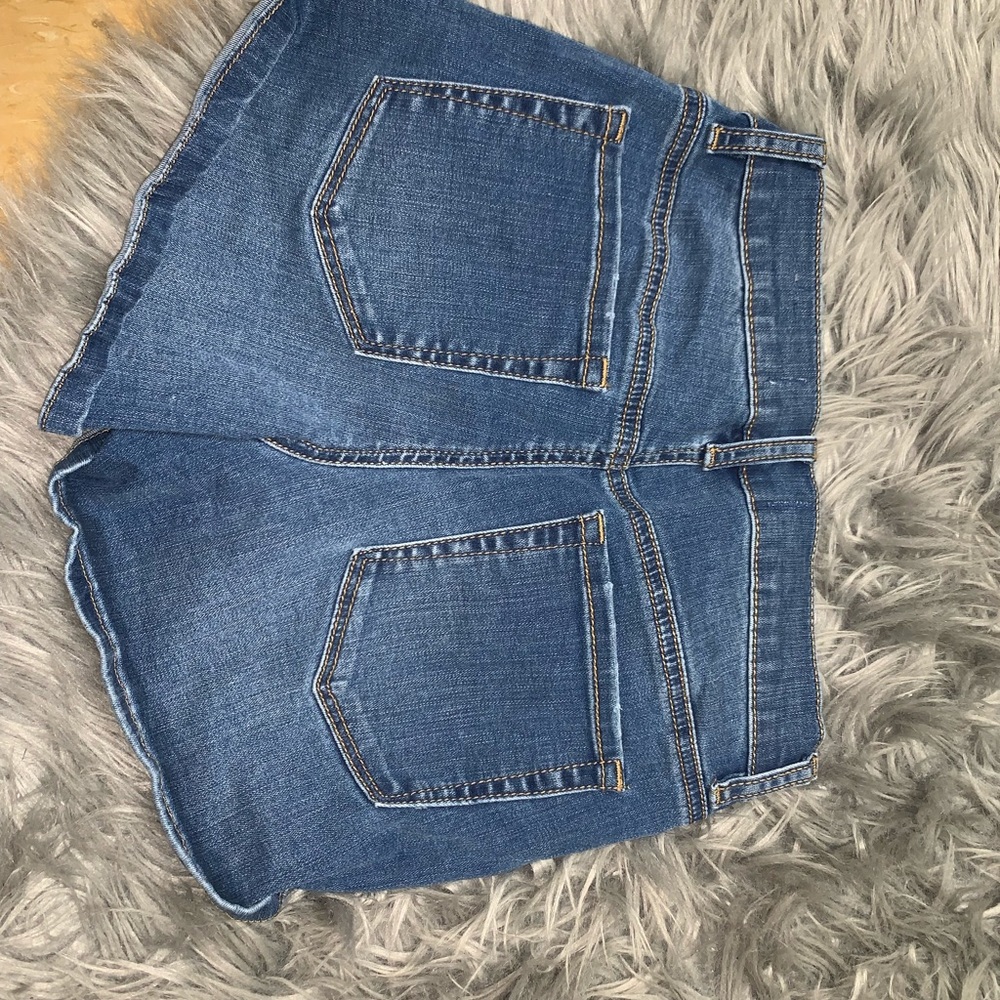 NEVER WORN HIGH RISE SHORTS - Picture 2 of 3
